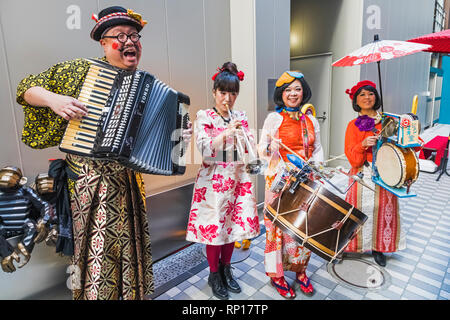 Japan, Honshu, Tokyo, Ginza, Chindon'ya Darsteller Förderung der Eröffnung eines neuen Unternehmens Stockfoto