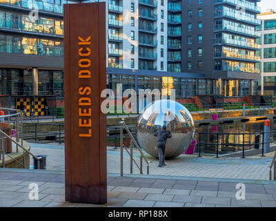 Eine reflektierende Ansatz modernen aculpture von Kevin Atherton Dock an der Leeds West Yorkshire England Stockfoto