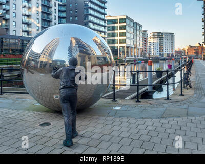 Eine reflektierende Ansatz modernen aculpture von Kevin Atherton Dock an der Leeds West Yorkshire England Stockfoto