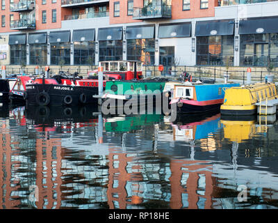 Narrowboats Dock festgemacht an der Leeds West Yorkshire England Stockfoto