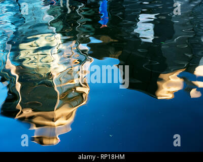 Reflexion der Royal Armouries Museum in Leeds West Yorkshire England Dock Stockfoto