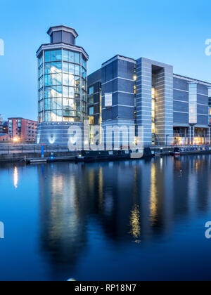 Das Royal Armouries Museum Dock in der Dämmerung von Leeds Leeds West Yorkshire England Stockfoto