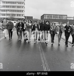 1967, historische, Gruppe von Jugendlichen zusammen Einstellung von ihrer Schule mit einem fundraising oder gesponserten über Nacht zu Fuß von der Oxford für die Hungerhilfe Nächstenliebe, Oxfam, die sein 25 Jahr Feier war. Das Konzept war ein 'Essen Trek', die Hungersnot in Indien zu markieren. Stockfoto