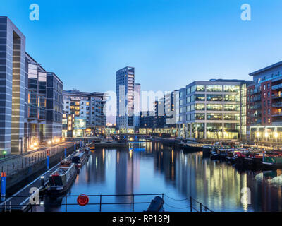 Moderne Gebäude spiegelt sich in Leeds Dock in der Dämmerung Leeds West Yorkshire England Stockfoto