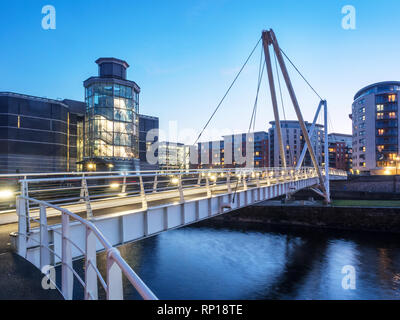 Ritter Wat Brücke über den Fluss Aire Royal Armouries Museum in der Dämmerung Leeds West Yorkshire England Stockfoto