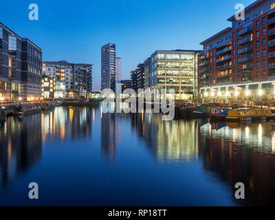 Moderne Gebäude spiegelt sich in Leeds Dock in der Dämmerung Leeds West Yorkshire England Stockfoto