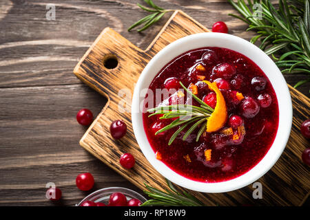 Cranberry Sauce in eine Schüssel Ansicht von oben. Stockfoto