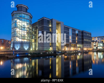 Das Royal Armouries Museum Dock in der Dämmerung von Leeds Leeds West Yorkshire England Stockfoto