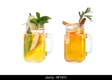 Zwei Limonade auf einem weißen Hintergrund. Ein erfrischendes Getränk mit einer Birne und einem Drink mit Sanddorn. Isoliert. Stockfoto