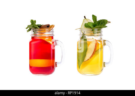 Zwei Limonade auf einem weißen Hintergrund. Ein erfrischendes Getränk mit einer Birne und einem Drink mit Beeren. Isoliert. Stockfoto