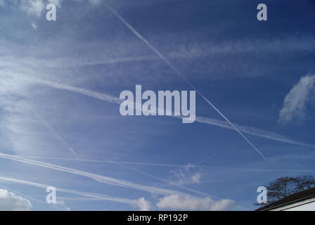 Chemtrails von Geo-engineering von Wetter über Barkingside, Ilford, Großbritannien. Cloud bilden Micro-Partikel sind gesprüht hoch in die Luft. Stockfoto