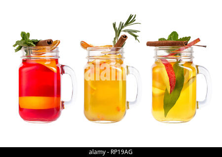 Drei Limonade auf einem weißen Hintergrund. Erfrischungen aus Früchten und Beeren in Glas Dekanter. Isoliert. Stockfoto