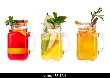 Drei Limonade auf einem weißen Hintergrund. Erfrischungen in Glas Dekanter. Isoliert. Stockfoto