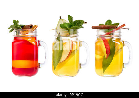 Drei Limonade auf einem weißen Hintergrund. Erfrischende Frucht und Berry Getränke in Glas Dekanter. Isoliert. Stockfoto