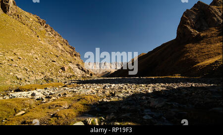 Blick auf den Sonnenuntergang zu Tash-Rabat Fluss und Tal, Provinz Naryn, Kirgisistan Stockfoto