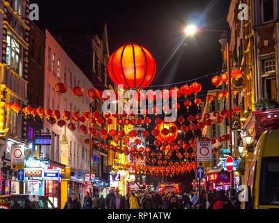 Chinatown London Soho Chinesische Laternen beleuchtet auf einer arbeitsreichen Nacht in Wardour Street Chinatown Soho London UK Stockfoto