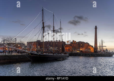 Weihnachts-Szene in der Abenddämmerung über Canning Dock das Albert Dock in Liverpool Komplex zu betrachten. Stockfoto
