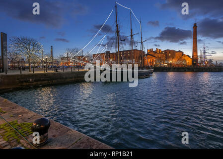 Weihnachts-Szene in der Abenddämmerung über Canning Dock das Albert Dock in Liverpool Komplex zu betrachten. Stockfoto