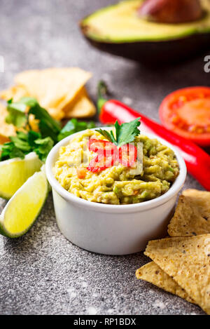 Avocado Soße guacamole mit Mais Chips, Nachos Stockfoto