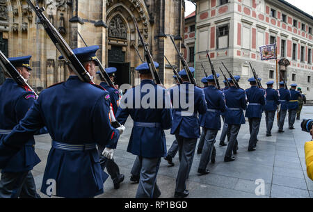 Prag, Tschechische - 26.Oktober 2018. Ändern der Guard auf der Prager Burg (Tschechisch). Dies ist eine der wichtigsten kulturellen Institutionen in der Tschechischen Republ Stockfoto