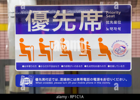 Japan, Honshu, Tokio, U-Bahn, U-Bahn Wagen mehrsprachige Prioity Sitz Zeichen Stockfoto