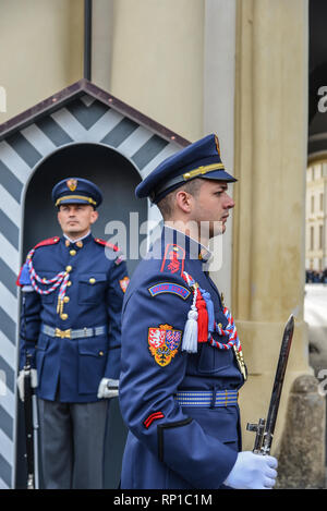 Prag, Tschechische - 26.Oktober 2018. Ändern der Guard auf der Prager Burg (Tschechisch). Dies ist eine der wichtigsten kulturellen Institutionen in der Tschechischen Republ Stockfoto