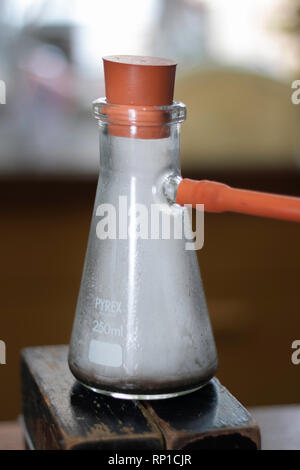 Der Sauerstoff durch die chemische Reaktion zwischen Manganoxid und Wasserstoffperoxid Stockfoto
