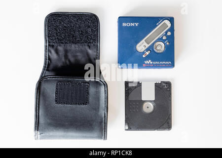 Sony MiniDisc Player mit Tasche und Minidisc Stockfoto