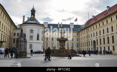 Prag, Tschechische - 26.Oktober 2018. Architekturen von Praha (Tschechische Republik). Das Schloss gehört zu den am meisten besuchten Sehenswürdigkeiten in Prag. Stockfoto