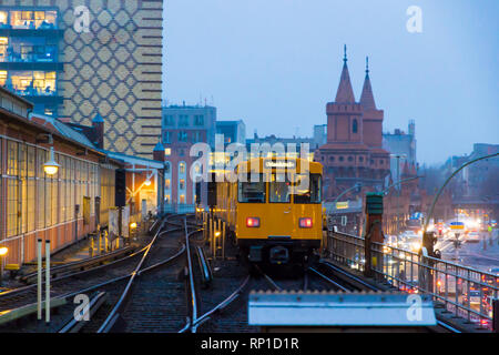 Berlin, Deutschland. Die U-Bahn-Station Warschauer Straße im Winter bei Sonnenuntergang Stockfoto