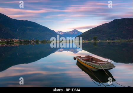 Boot in See von Jederzeit Mezzola bei Sonnenaufgang, Valchiavenna, Sondrio Provinz, Valtellina, Lombardei, Italien Stockfoto