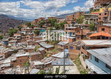 Medellin, Kolumbien - 20. August 2018: Häuser in der berühmten 13 Bezirk der Stadt Stockfoto