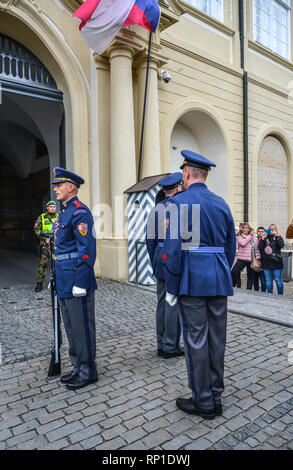 Prag, Tschechische - 26.Oktober 2018. Ändern der Guard auf der Prager Burg (Tschechisch). Dies ist eine der wichtigsten kulturellen Institutionen in der Tschechischen Republ Stockfoto