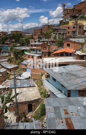 Medellin, Kolumbien - 20. August 2018: tipycal Architektur in der berühmten 13 Bezirk der Stadt Stockfoto