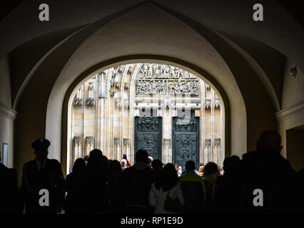 Prag, Tschechische - 26.Oktober 2018. Touristen besuchen das Schloss Praha (Tschechische Republik). Das Schloss gehört zu den am meisten besuchten Sehenswürdigkeiten in Prag. Stockfoto