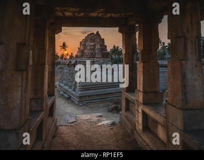 Achyutaraya Tempel von einem Stein Tür Bogen in hampi karnakata Indien bei Sonnenaufgang mit bewölktem Himmel Stockfoto