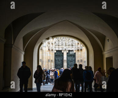Prag, Tschechische - 26.Oktober 2018. Touristen besuchen das Schloss Praha (Tschechische Republik). Das Schloss gehört zu den am meisten besuchten Sehenswürdigkeiten in Prag. Stockfoto