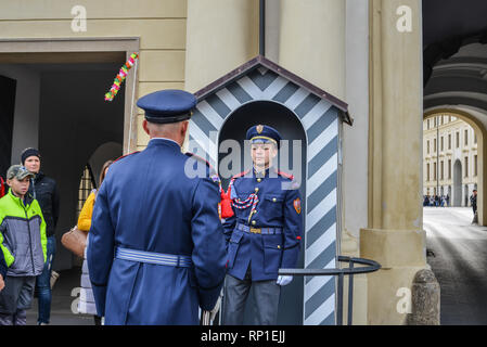 Prag, Tschechische - 26.Oktober 2018. Ändern der Guard auf der Prager Burg (Tschechisch). Dies ist eine der wichtigsten kulturellen Institutionen in der Tschechischen Republ Stockfoto