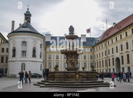 Prag, Tschechische - 26.Oktober 2018. Architekturen von Praha (Tschechische Republik). Das Schloss gehört zu den am meisten besuchten Sehenswürdigkeiten in Prag. Stockfoto