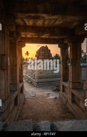 Karnakata achyutaraya Tempel in hampi Indien bei Sonnenaufgang mit bewölktem Himmel Ansicht vertikal von einem Stein Tür arch Stockfoto