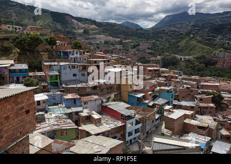 Medellin, Kolumbien - 20. August 2018: Häuser in der berühmten 13 Bezirk der Stadt Stockfoto