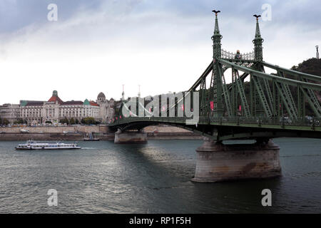 Liberty Bridge, aus dem Stadtteil Buda, Budapest, Ungarn Stockfoto