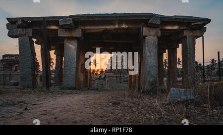 Achyutaraya Temple View von einer Tür Rock in hampi karnakata Indien bei Sonnenaufgang mit bewölktem Himmel Stockfoto