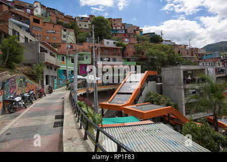 Medellin, Kolumbien - 20. August 2018: Häuser in der berühmten 13 Bezirk der Stadt Stockfoto