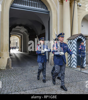Prag, Tschechische - 26.Oktober 2018. Ändern der Guard auf der Prager Burg (Tschechisch). Dies ist eine der wichtigsten kulturellen Institutionen in der Tschechischen Republ Stockfoto