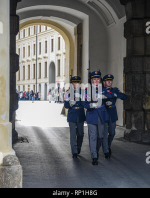 Prag, Tschechische - 26.Oktober 2018. Ändern der Guard auf der Prager Burg (Tschechisch). Dies ist eine der wichtigsten kulturellen Institutionen in der Tschechischen Republ Stockfoto