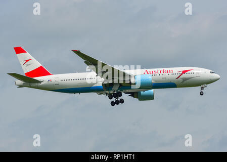 Bangkok, Thailand - 21.April 2018. Eine Boeing 777-200ER der Austrian Airlines Flugzeug Landung in Bangkok Suvarnabhumi Airport (BKK). Stockfoto