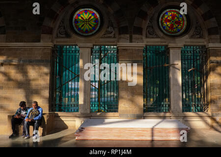 Pendler an Chhatrapati Shivaji Maharaj Terminus (Csmt), in Mumbai, Indien, verkehrsreichsten Bahnhof der Stadt sitzen und warten auf Ihren Zug Stockfoto