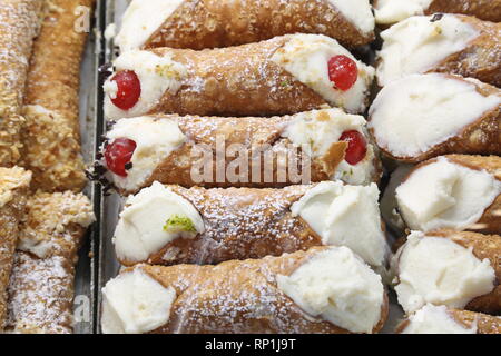 Hintergrund der gefülltes Gebäck namens CANNOLI SICILIANI in italienischer Sprache sind die typischen Spezialitäten der sizilianischen Tradition Stockfoto