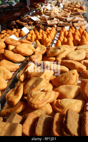Viele italienische Lebensmittel zum Verkauf genannt Arancini oder Panzerotti Stockfoto